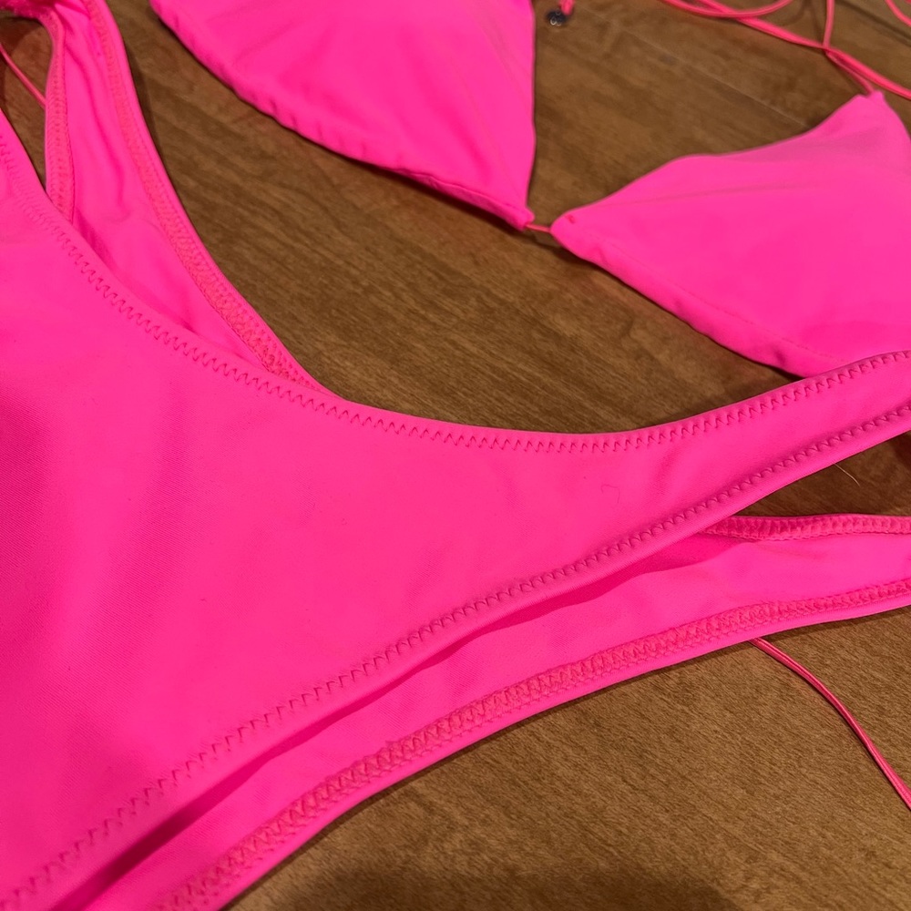 White Fox Boutique HOT 🥵 PINK High waist bikini. Size: L